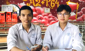 Đôi bạn cùng tiến chung bàn trở thành đảng viên tuổi 18