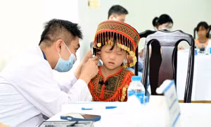Hơn 1.000 học sinh vùng khó được khám sức khoẻ, nhận quà yêu thương dịp tựu trường