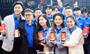 Đội ngũ y, bác sĩ trẻ của Bệnh viện Đa khoa tỉnh Quảng Nam khám bệnh cho người dân. Ảnh: P.V