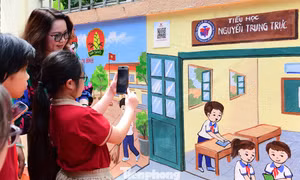 Ấn tượng tranh tường số, quét mã QR xem video AI 