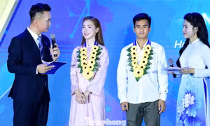'Thanh niên sống đẹp' Hòa Minzy: Gần 500 em nhỏ gọi hai tiếng 'mẹ Hòa'