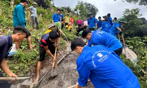 Tuổi trẻ Trung ương Đoàn chào cờ 'Tôi yêu Tổ quốc tôi', trao nguồn lực xã biên giới