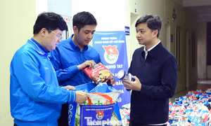 Trung ương Đoàn trao tặng 4.000 túi an sinh hỗ trợ đồng bào bị mưa lũ