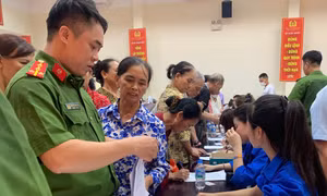 'Áo xanh' Thủ đô hỗ trợ thu nhận mẫu ADN thân nhân liệt sĩ