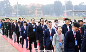 Đoàn đại biểu Đại hội Thầy thuốc trẻ Việt Nam toàn quốc lần thứ V báo công dâng Bác