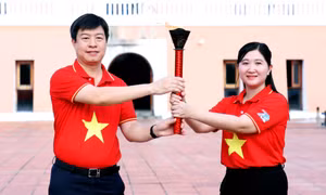 Anh Lê Hải Long trao ngọn lửa truyền thống cho Hội LHTN tỉnh Cà Mau tại chương trình. Ảnh: Đăng Hải