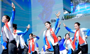 Giới trẻ Thủ đô bùng nổ 'Bước nhảy Tôi yêu Tổ quốc tôi - Tự hào Thanh niên Việt Nam'