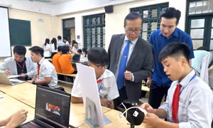 Học sinh Thủ đô sáng tạo robot tuần tra, hệ thống cảnh báo nguy hiểm ứng dụng AI