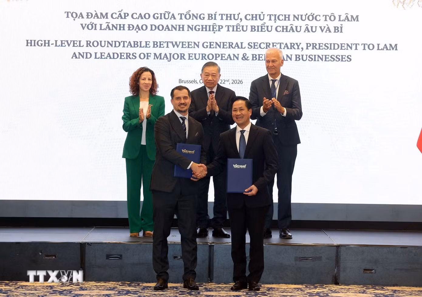 Tổng Bí thư, Chủ tịch nước Tô Lâm chứng kiến trao thỏa thuận hợp tác giữa các doanh nghiệp. (Ảnh: Thống Nhất/TTXVN)