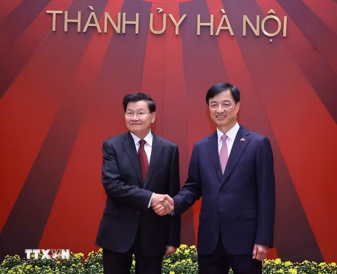 Ủy viên Bộ Chính trị, Bí thư Thành ủy Hà Nội Nguyễn Duy Ngọc đón Tổng Bí thư, Chủ tịch nước Lào Thongluon Sinsoulith đến thăm và làm việc. (Ảnh: Văn Điệp/TTXVN)
