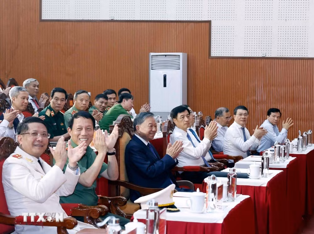 Tổng Bí thư, Chủ tịch nước Tô Lâm và các đại biểu tại Học viện Kỹ thuật và Công nghệ an ninh, Bộ Công an. (Ảnh: Thống Nhất/TTXVN)