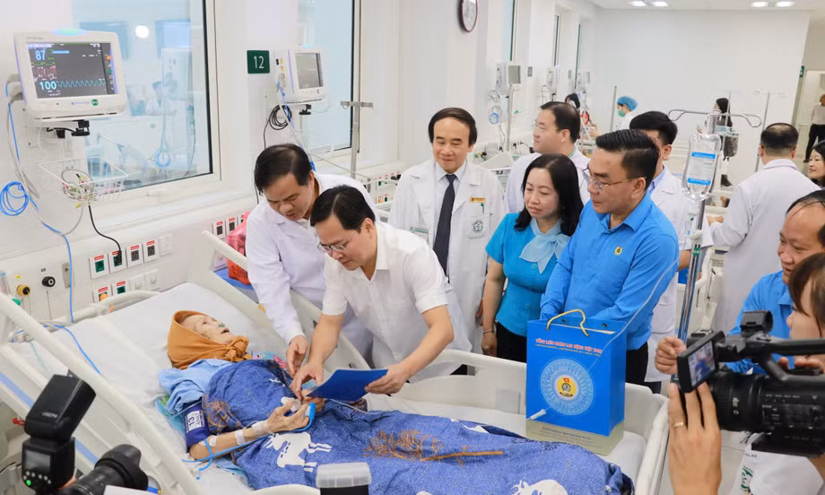 Cùng gần 600 y bác sĩ đi tàu về Ninh Bình, Chủ tịch Tổng LĐLĐ lắng nghe tâm tư cơ sở