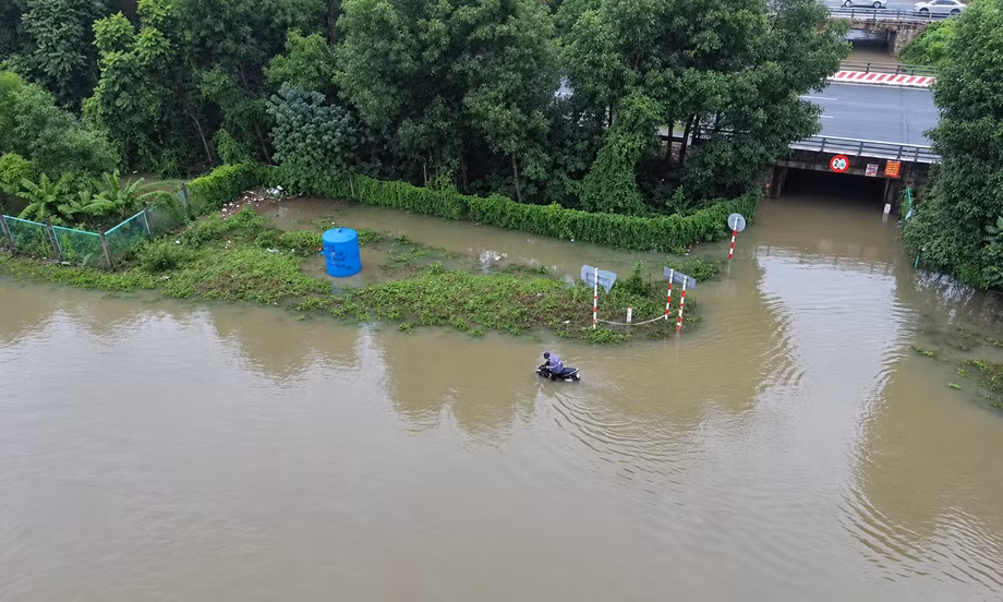 Hà Nội tạnh ráo nhiều ngày, đường gom Đại lộ Thăng Long vẫn ngập gần 1m