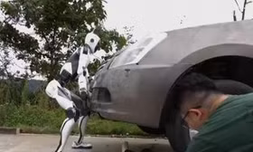Robot 'huyền thoại kungfu' dùng tay nâng ô tô, pin tận 8 tiếng