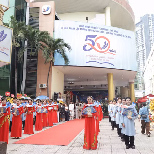 Nhiều thế hệ nghệ sĩ hội ngộ mừng 50 năm Trường Đại học Sân khấu - Điện ảnh TP.HCM