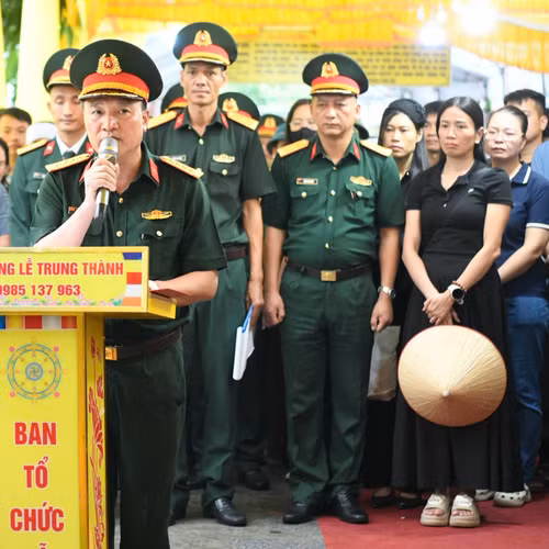 Nghẹn ngào phút đọc quyết định của Chủ tịch nước truy tặng Huân chương dũng cảm cho Trung tá Trần Văn Tùng