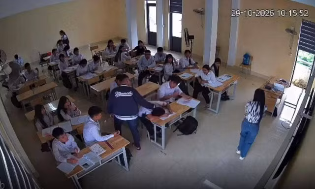 Nam sinh lớp 10 ở Hà Tĩnh bị bạn đánh thủng màng nhĩ ngay trong lớp học