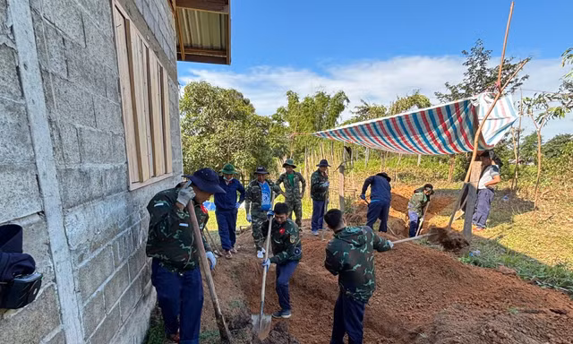 Phát hiện hai hài cốt liệt sĩ Việt Nam cùng tấm bia khắc ngày 8/10/1979 tại Lào