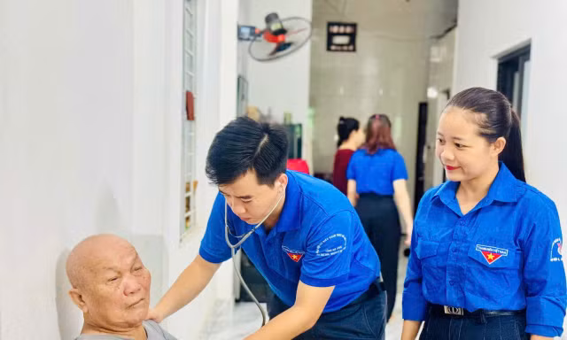 Thanh niên hỗ trợ khám bệnh, phát thuốc tri ân người có công