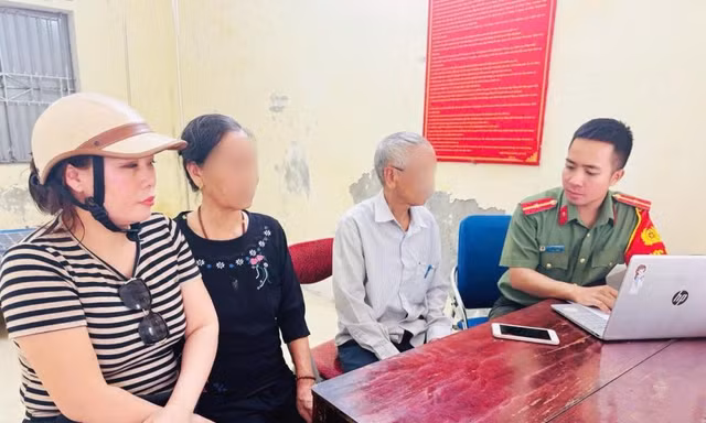 Vợ chồng cụ ông mang 5 chỉ vàng đi bán, chủ tiệm chở thẳng đến trụ sở công an