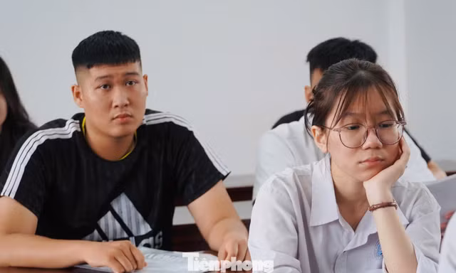 Một phòng thi có 16/22 thí sinh đạt điểm 10 Toán, Sở GD&ĐT Hà Tĩnh nói gì?