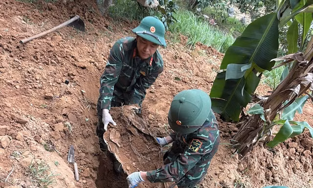 Tìm thấy võng dù, ống nhòm cùng nhiều kỷ vật chiến trường khi quy tập hài cốt liệt sĩ