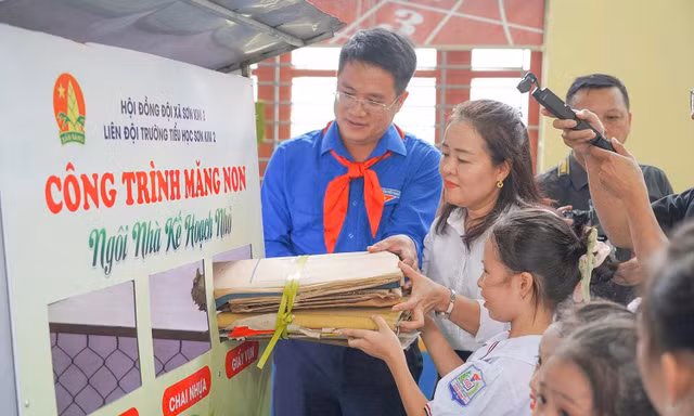 Khám sức khỏe, trao quà cho thiếu nhi Hà Tĩnh