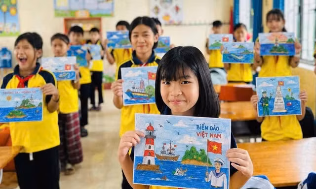 Xúc động thư và tranh của học sinh gửi chiến sĩ nơi đảo xa