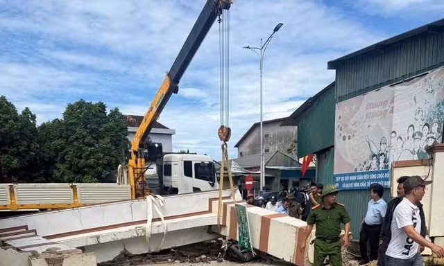 Xe cẩu va cổng làng, bé trai lớp 3 bị đứt lìa cánh tay