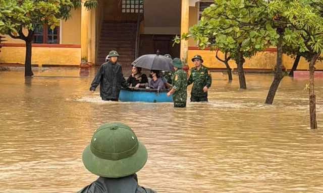 Mưa lớn, trường ngập sâu, bộ đội dùng thuyền thúng sơ tán giáo viên và học sinh