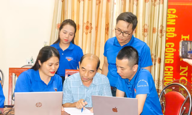 Cán bộ trẻ 'đi tận nơi, gỡ tận việc' ở xã biên giới Hà Tĩnh