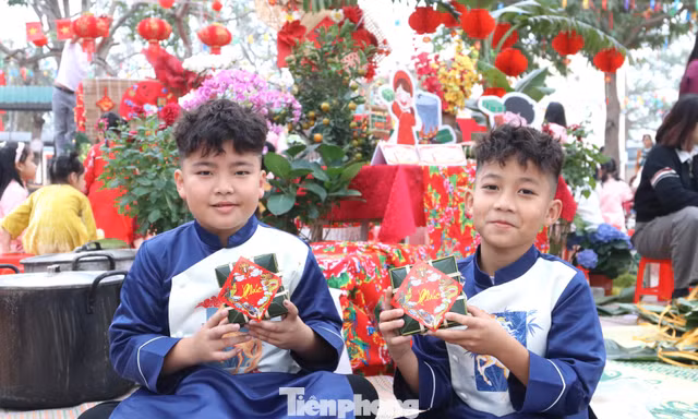 Hàng nghìn học sinh nhí háo hức trải nghiệm gói bánh chưng, viết thư pháp ngày Tết