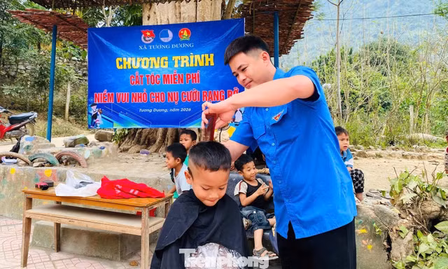 Tuổi trẻ Nghệ An vào bản làng cắt tóc miễn phí cho trẻ em vui xuân đón Tết