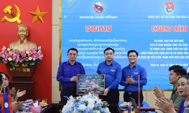 Tuổi trẻ Nghệ An vun đắp tình hữu nghị Việt Nam - Lào