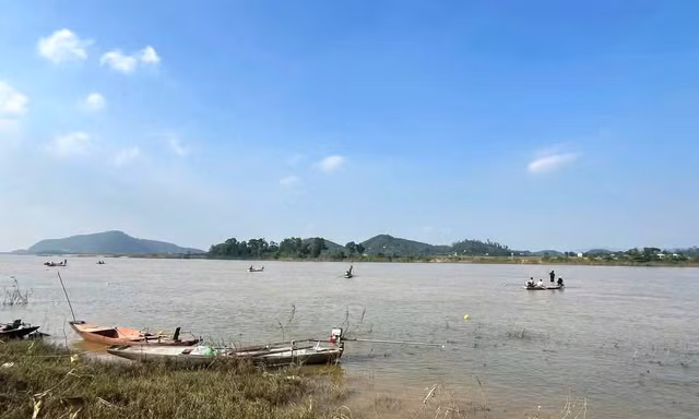 Xuyên đêm tìm hai vợ chồng mất tích trên sông Lam