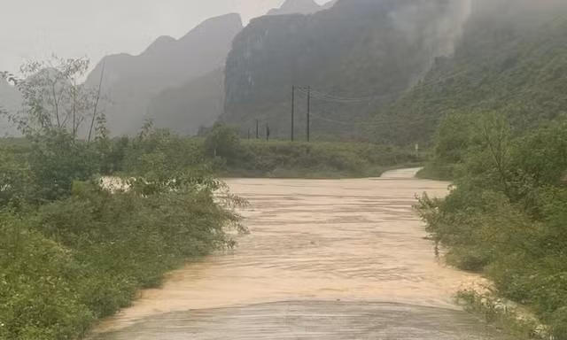 Quảng Trị: Mưa lớn gây ngập nhiều ngầm tràn ở Phong Nha