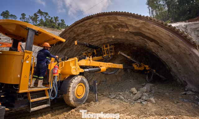 Gỡ từng nút thắt để tăng tốc thi công cao tốc gần 24 nghìn tỷ nối với Lào