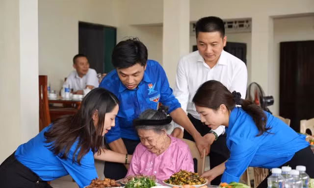 Bữa cơm ấm tình của tuổi trẻ Thanh Hóa với mẹ Việt Nam Anh hùng 97 tuổi
