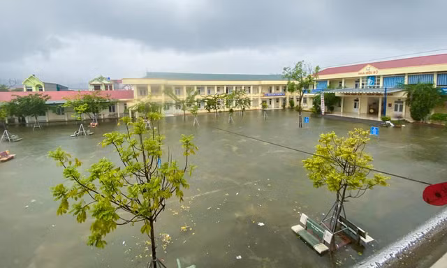 Thanh Hóa ngập cục bộ nhiều nơi, hàng nghìn học sinh phải nghỉ học