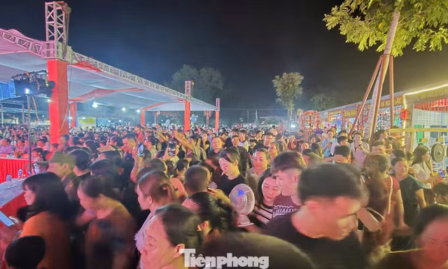 Hàng vạn người đến phiên chợ ở Thanh Hóa