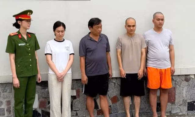 Trưởng phòng Kinh doanh của SJC khai thủ đoạn 'khai sinh' cho 3.400 viên kim cương nhập lậu từ Hồng Kông 