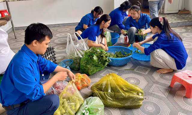 ‘Áo xanh’ vào bếp nấu những bữa cơm nghĩa tình cho sĩ tử