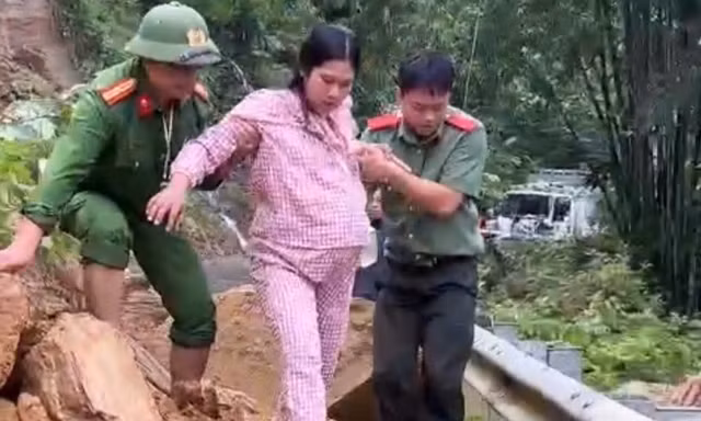 Công an vượt điểm sạt lở, đưa người bệnh, sản phụ đi cấp cứu