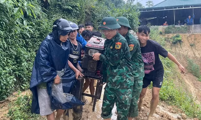 Hình ảnh công an, biên phòng căng mình di dời dân khỏi vùng sạt lở