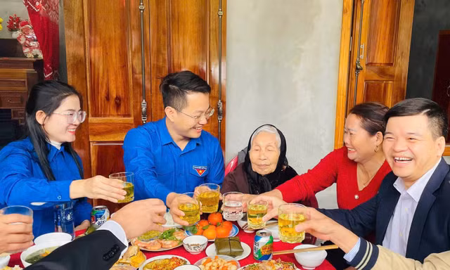 Tuổi trẻ Quảng Trị nấu cơm tất niên ấm áp bên các Mẹ Việt Nam anh hùng
