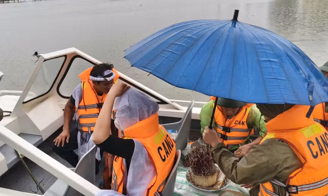 Vượt lũ đưa hài cốt về nhà