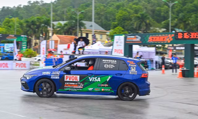 Đội mưa xem 25 tay đua ô tô Gymkhana tranh chức vô địch ở Thanh Hóa