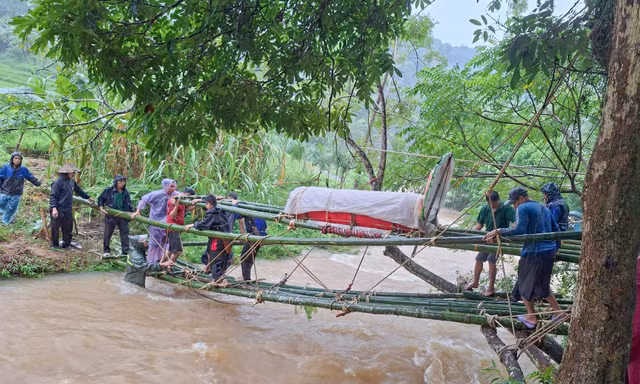 Đường ra nghĩa trang ngập sâu, 40 người dựng cầu tre khiêng linh cữu vượt dòng lũ