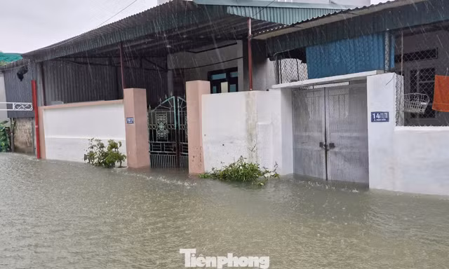 Cứ mưa là ngập, người dân bì bõm lội nước về nhà 