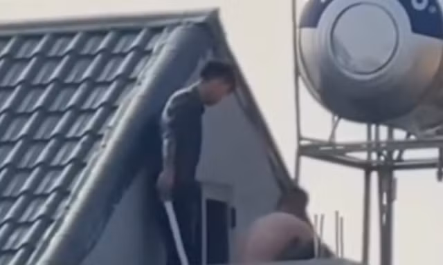 Toàn cảnh vụ bắt 2 kẻ cầm kiếm cố thủ trên mái nhà 